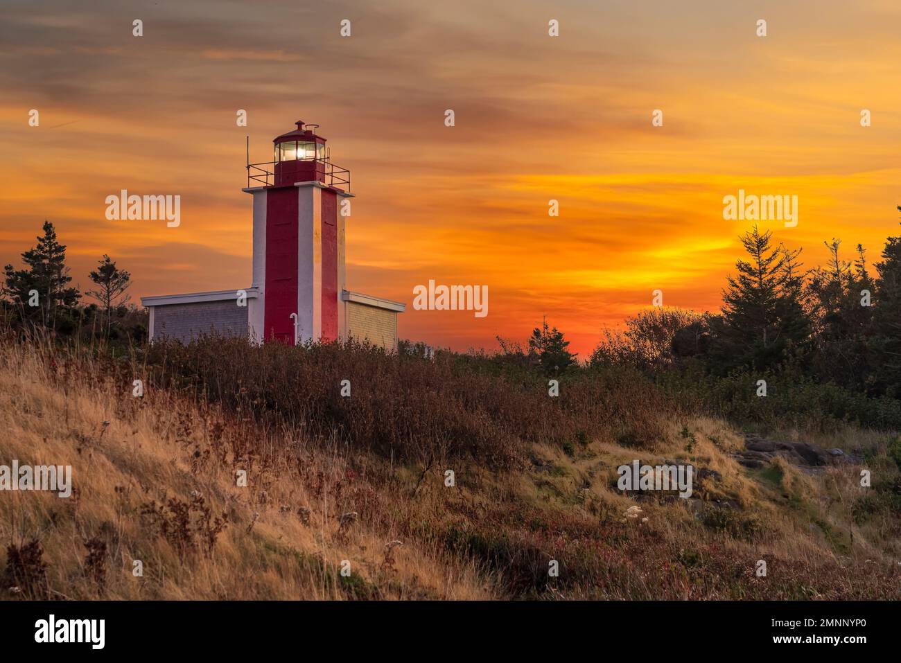 Il faro Point prim al tramonto vicino a Digby, Nuova Scozia, Canada. Foto Stock