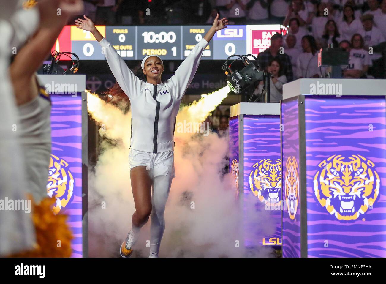 Baton Rouge, LOUISIANA, Stati Uniti. 30th Jan, 2023. Angel Reese della LSU (10) è stato presentato alla folla prima dell'azione di pallacanestro femminile della NCAA tra i volontari del Tennessee e i Tigers della LSU al Pete Maravich Assembly Center di Baton Rouge, LOUISIANA. Jonathan Mailhes/CSM/Alamy Live News Foto Stock
