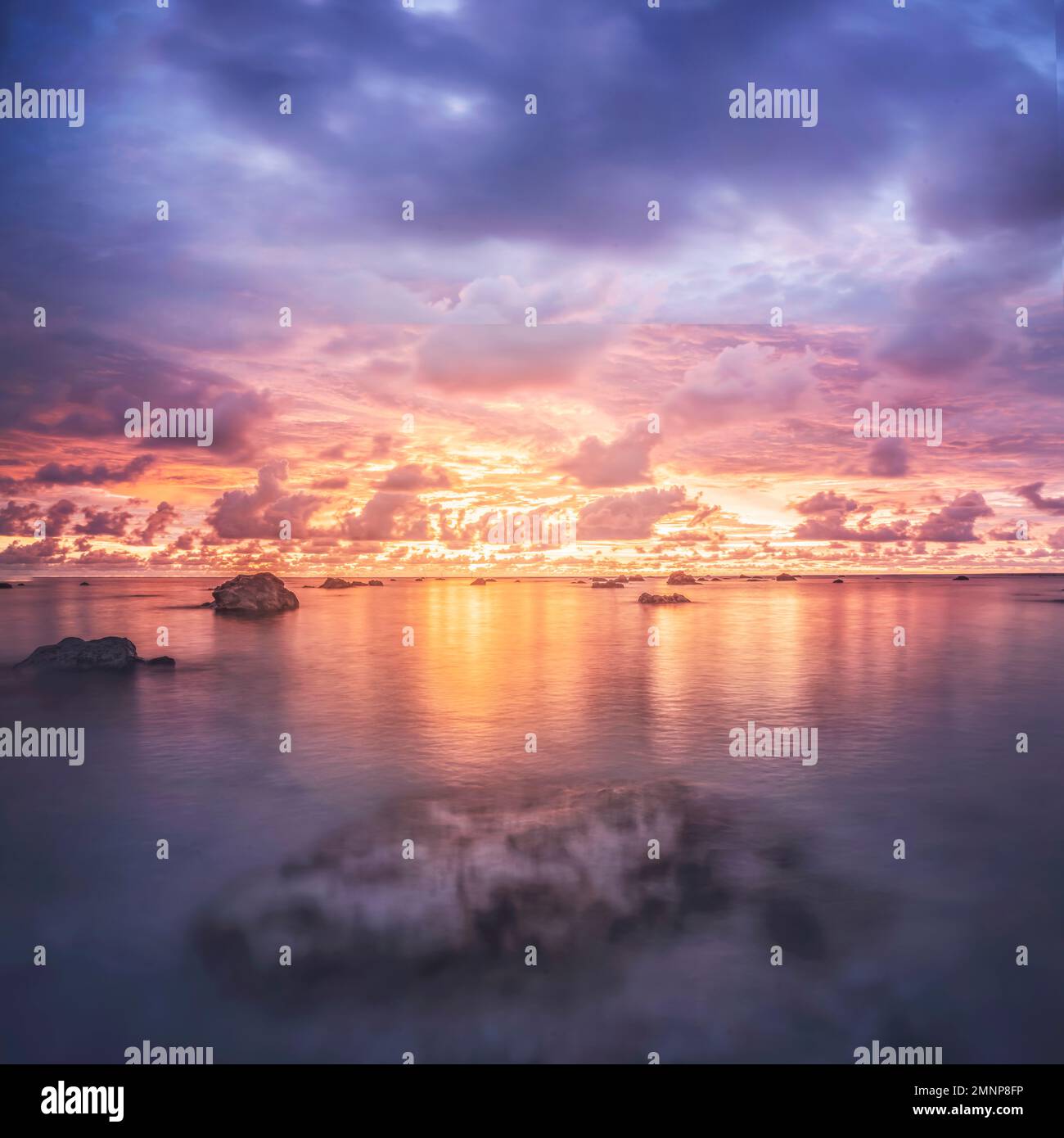 Cielo spettacolare e tramonto viola sul mare in thailandia phuket costa kaolak Foto Stock