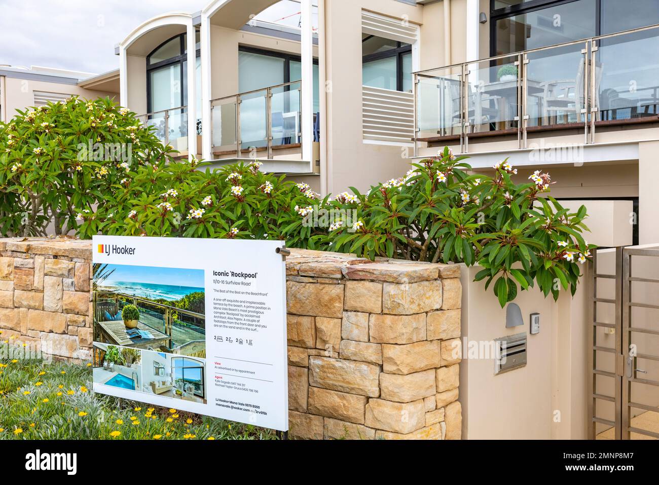 Casa di lusso australiana vista mare oceano in vendita a Mona vale Sydney, NSW, Australia con agenzia immobiliare bordo all'esterno Foto Stock