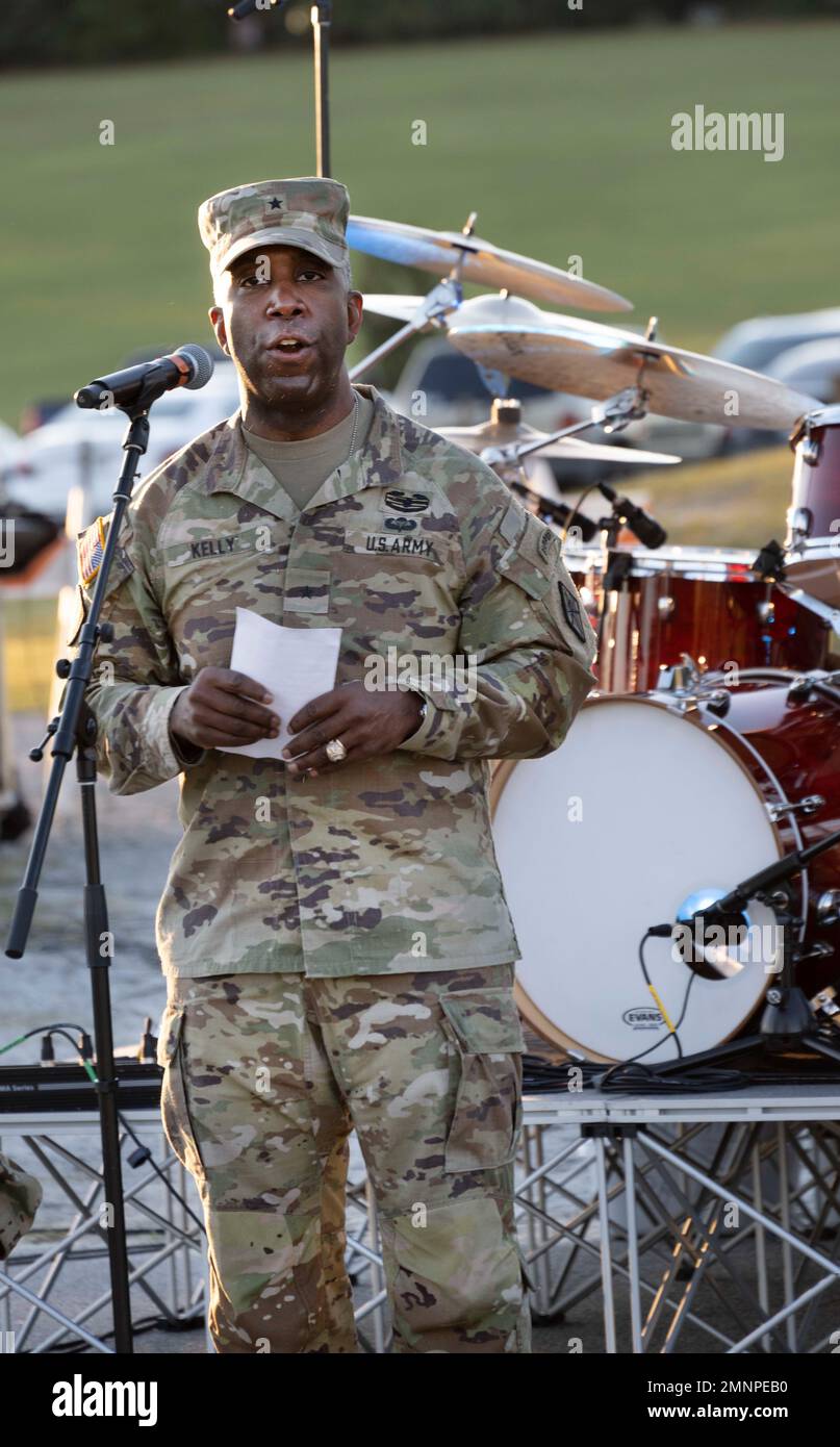 Brig. Il generale Jason E. Kelly, Fort Jackson e l'Army Training Center, comandante generale, ringrazia la comunità e le forze dell'ordine per essere venuti all'evento National Night out su Hilton Field, ottobre 4. Foto Stock