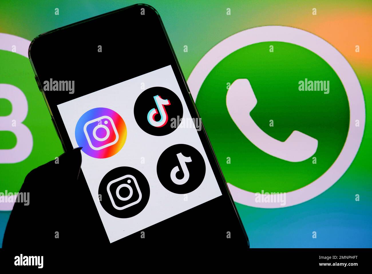 India. 30th Jan, 2023. In questa immagine, un logo Tiktok e Instagram visualizzato su uno smartphone con un logo WhatsApp sullo sfondo. (Foto di Avishek Das/SOPA Images/Sipa USA) Credit: Sipa USA/Alamy Live News Foto Stock