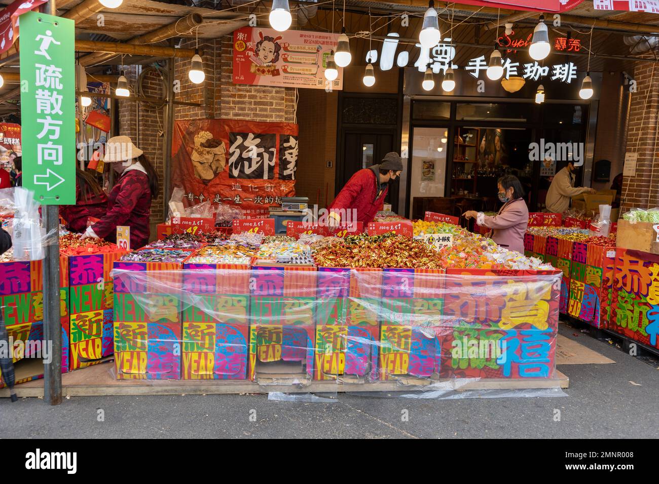 Stallo al mercato di Capodanno di Dihua St a Taipei che vende caramelle. Foto Stock