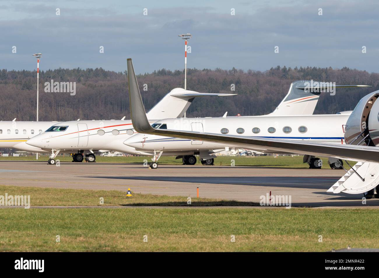 Zurigo (Svizzera), 19 gennaio 2023 diversi aerei Gulfstream sono parcheggiato sul piazzale durante il forum economico mondiale di Davos Foto Stock