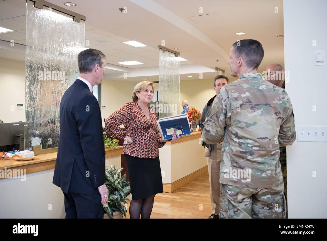Il direttore della DTRA ha ospitato il sig. Robert J. Skinner, direttore della DISA e comandante della Joint Force Headquarters-Department of Defense Information Network. Sig.ra Rebecca K.C. Hersman, Direttore; Dr. Rhys M. Williams, Direttore Esecutivo; Rear Admiral Ryan Scholl, Vice Direttore, Defense Threat Reduction Agency, Fort Belvoir, Virginia, 10–05-2022. Alcune parti di questa immagine sono state mascherate per motivi di sicurezza. Foto Stock
