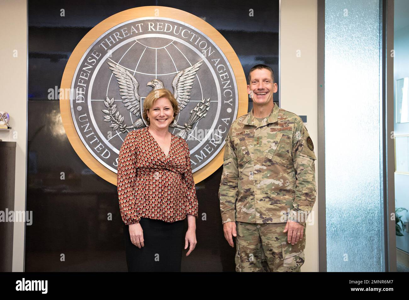 Il direttore della DTRA ha ospitato il sig. Robert J. Skinner, direttore della DISA e comandante della Joint Force Headquarters-Department of Defense Information Network. Sig.ra Rebecca K.C. Hersman, Direttore della Defense Threat Reduction Agency, Fort Belvoir, Virginia, 10–05-2022. Alcune parti di questa immagine sono state mascherate per motivi di sicurezza. Foto Stock