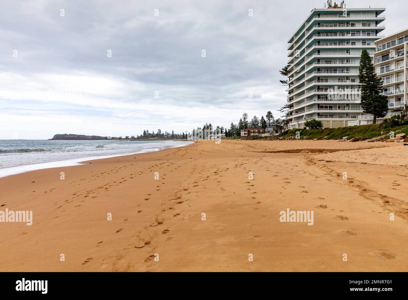 Collaroy Beach Sydney in estate giorno 2023, gli edifici si affacciano sulla spiaggia e l'oceano, Sydney, NSW, Australia Foto Stock