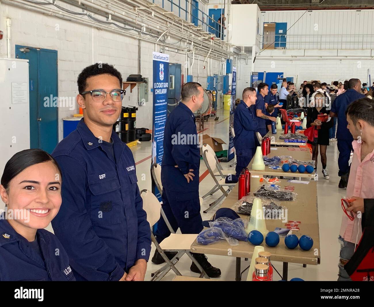 Stazione aerea della Guardia Costiera Borinquen e Ufficio di reclutamento della Guardia Costiera Aguadilla, ha celebrato una giornata di carriera per oltre 230 studenti delle scuole superiori di quattro scuole separate ad Aguadilla, Porto Rico 5 ottobre 2022. Gli studenti hanno assistito a una dimostrazione dal vivo di ricerca e salvataggio da parte di un equipaggio di elicotteri MH-60T Jayhawk e di un nuotatore di salvataggio e hanno interagito con altre unità e personale della Guardia Costiera per conoscere le varie missioni e carriere della Guardia Costiera degli Stati Uniti. (STATI UNITI Guardia costiera foto) Foto Stock