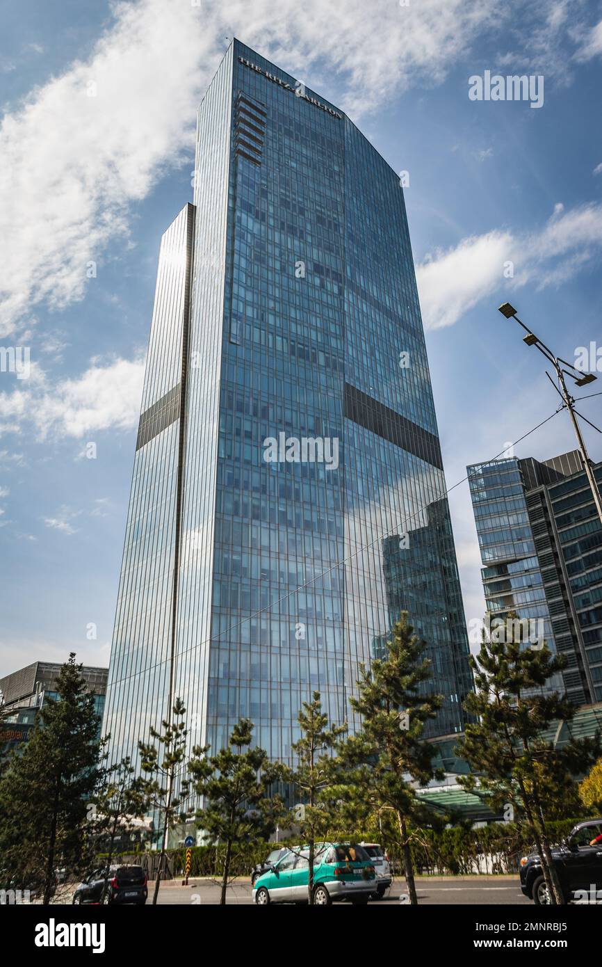 La facciata moderna dell'hotel Ritz-Carlton ad Almaty Foto Stock