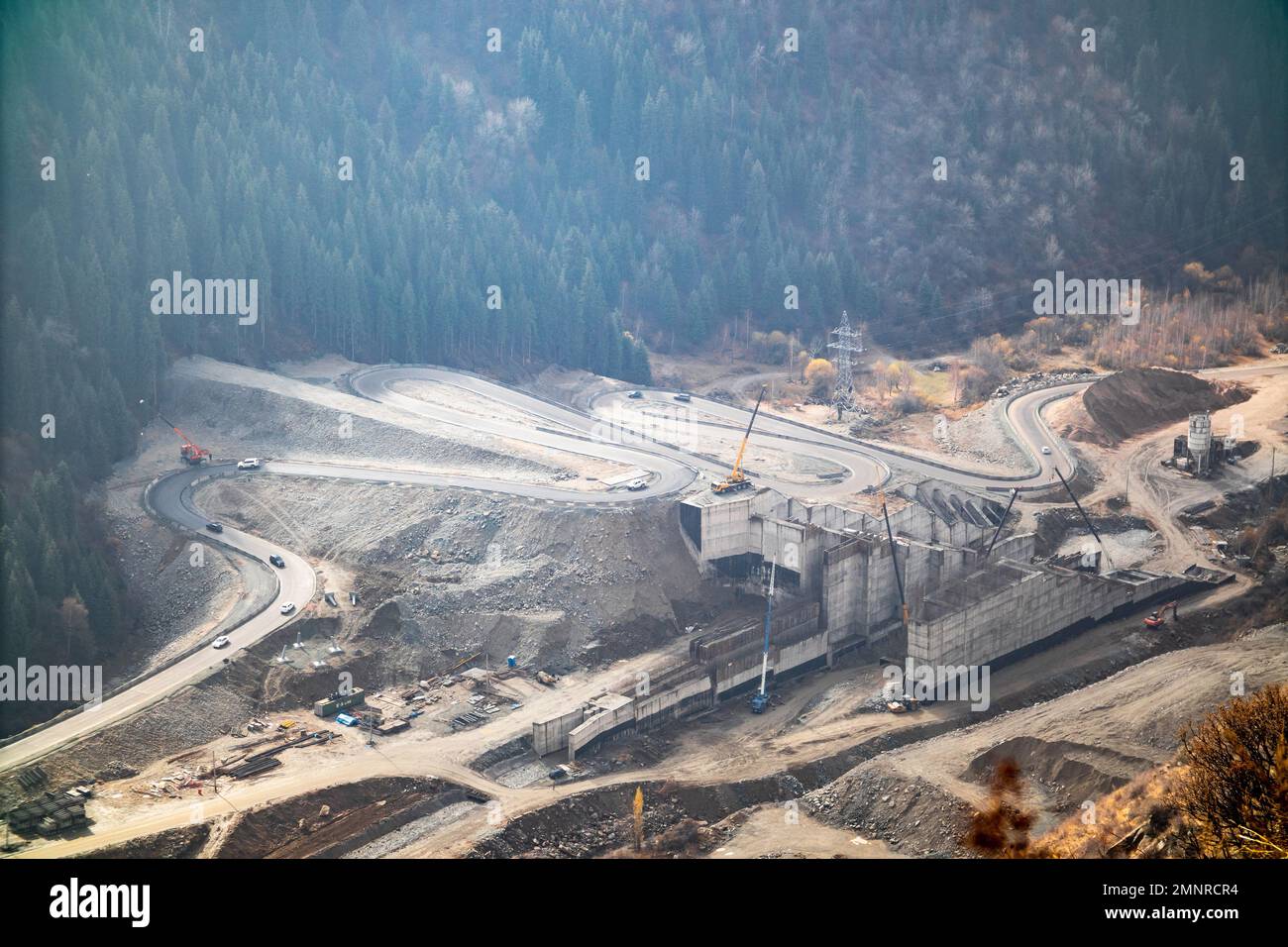 Vista aerea sulla costruzione di una diga di protezione dal flusso di fango nella Grande gola di Almaty nelle montagne di Almaty Foto Stock
