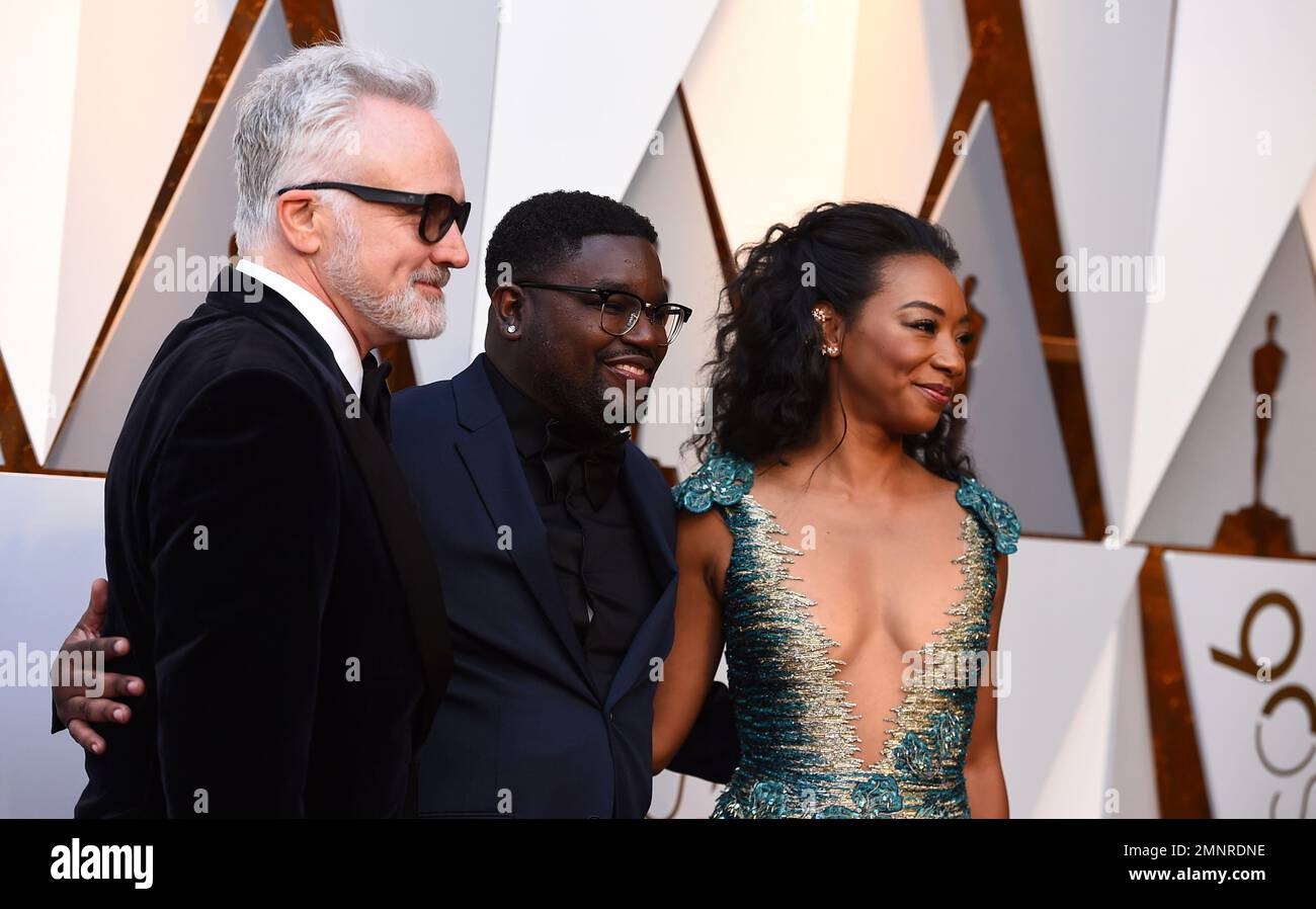 Bradley Whitford, from left, Lil Rel Hower and Betty Gabriel arrive at the Oscars on Sunday, March 4, 2018, at the Dolby Theatre in Los Angeles. (Photo by Jordan Strauss/Invision/AP) Foto Stock
