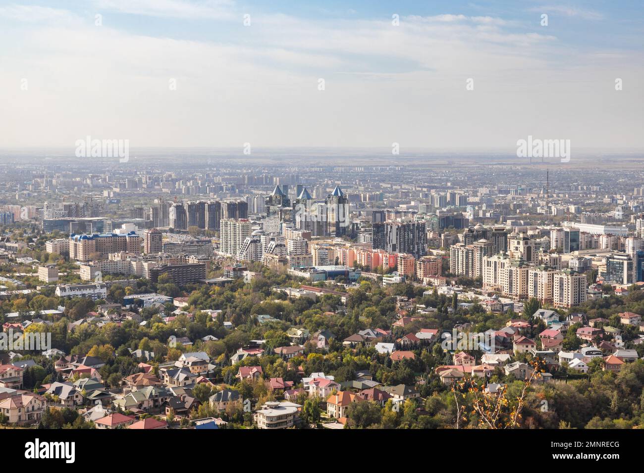 Vista aerea del centro finanziario della città di Almaty circondato dal verde estivo Foto Stock