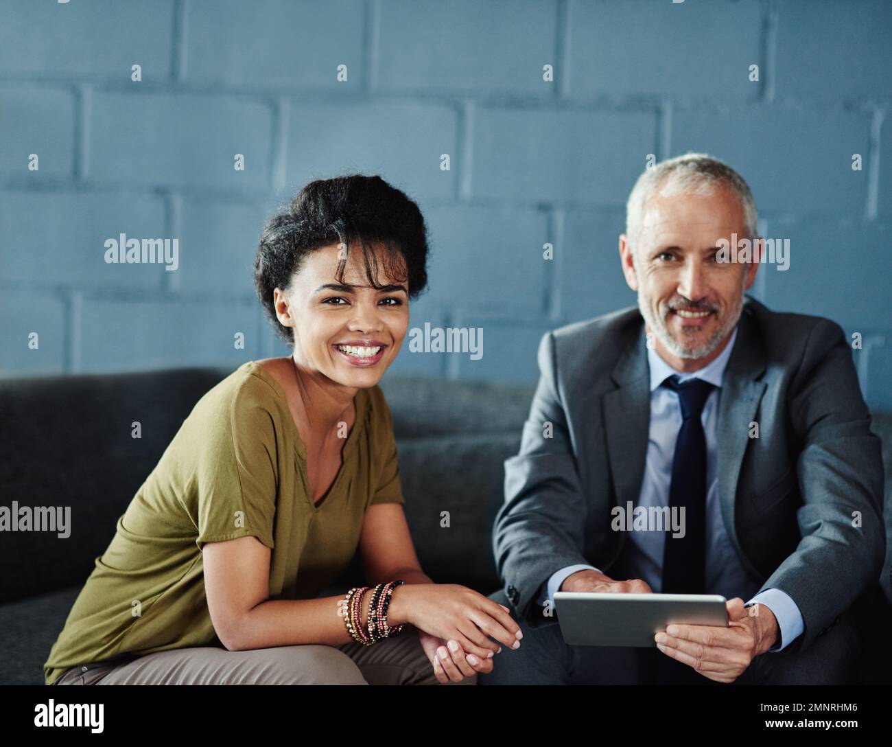 Associazione per un progetto riuscito. Ritratto di un gruppo di colleghi che lavorano insieme a un tablet digitale. Foto Stock