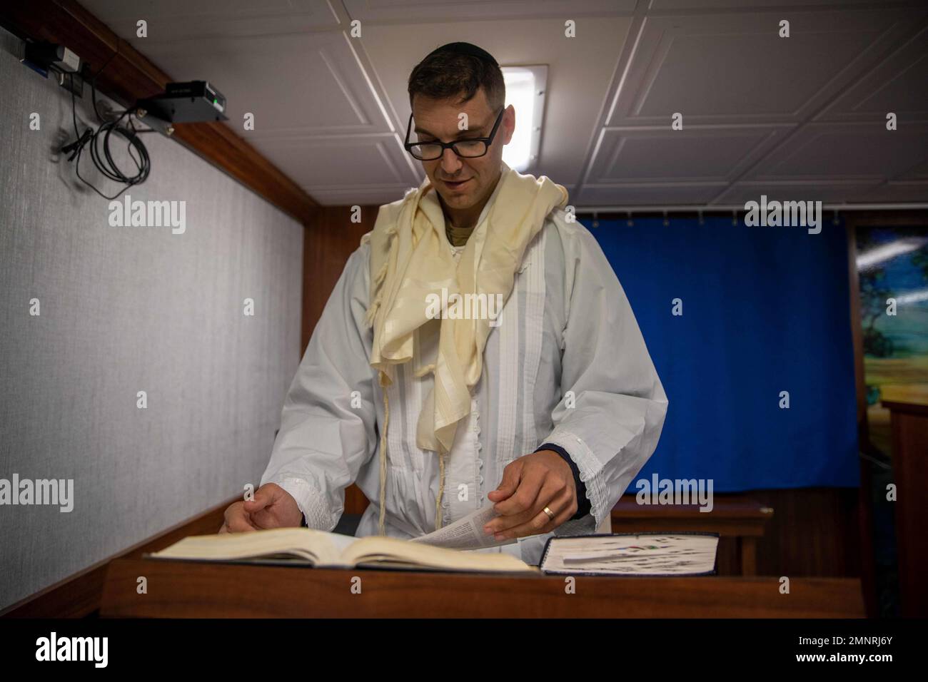 U.S. Navy Chaplain Rabbi Lt. CMdR. Yonatan Warren, di Norfolk, Virginia, si è Unito all'equipaggio della prima portaerei USS Gerald R. Ford (CVN 78) per celebrare i giorni dell'Alto Santo ebraico e condurre i servizi di Yom Kippur nella cappella della nave, il 5 ottobre 2022. Il gruppo GRFCSG (Gerald R. Ford Carrier Strike Group) è schierato nell'Oceano Atlantico, conducendo formazione e operazioni insieme agli alleati e ai partner della NATO per migliorare l'integrazione per le operazioni future e dimostrare l'impegno della Marina statunitense verso una regione atlantica pacifica, stabile e priva di conflitti. Foto Stock