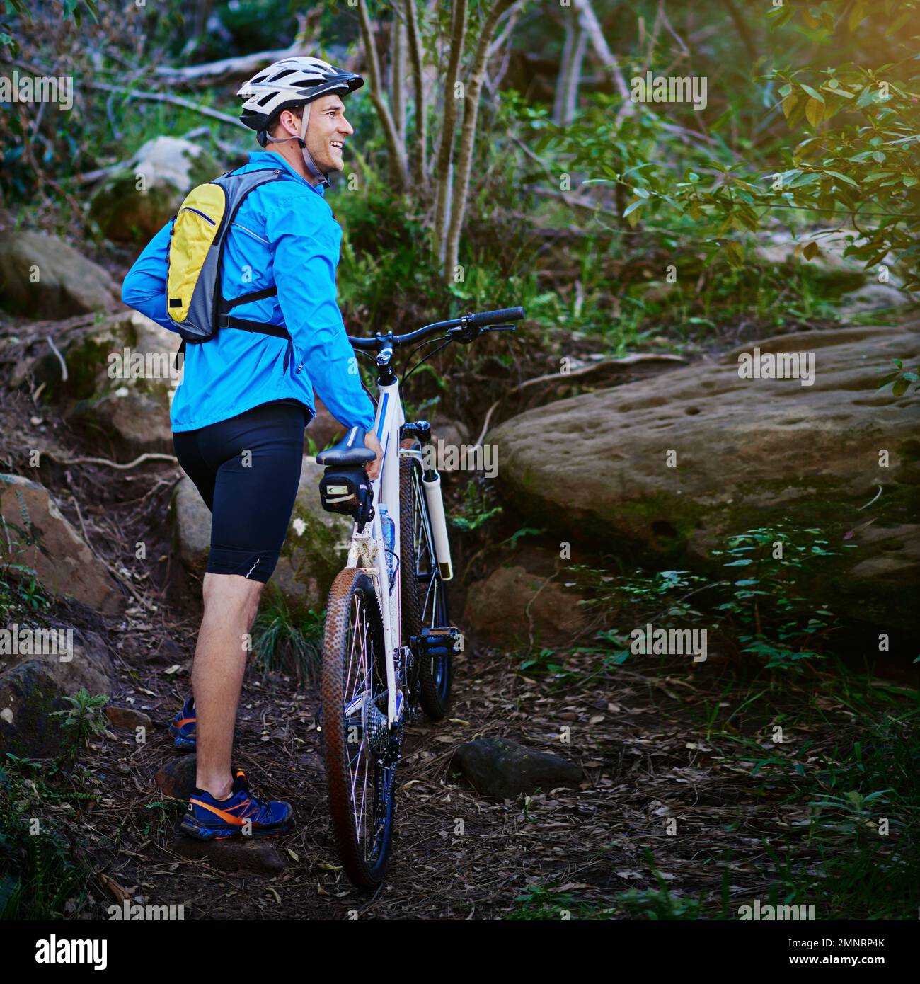 La vita è migliore quando youre in bicicletta. un ciclista maschio fuori per un giro sulla sua mountain bike. Foto Stock