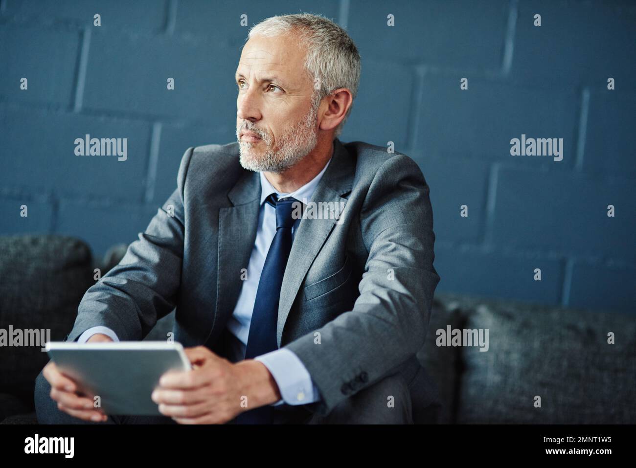 Pensando alla prossima grande impresa di affari. un uomo d'affari attento che utilizza un tablet digitale. Foto Stock