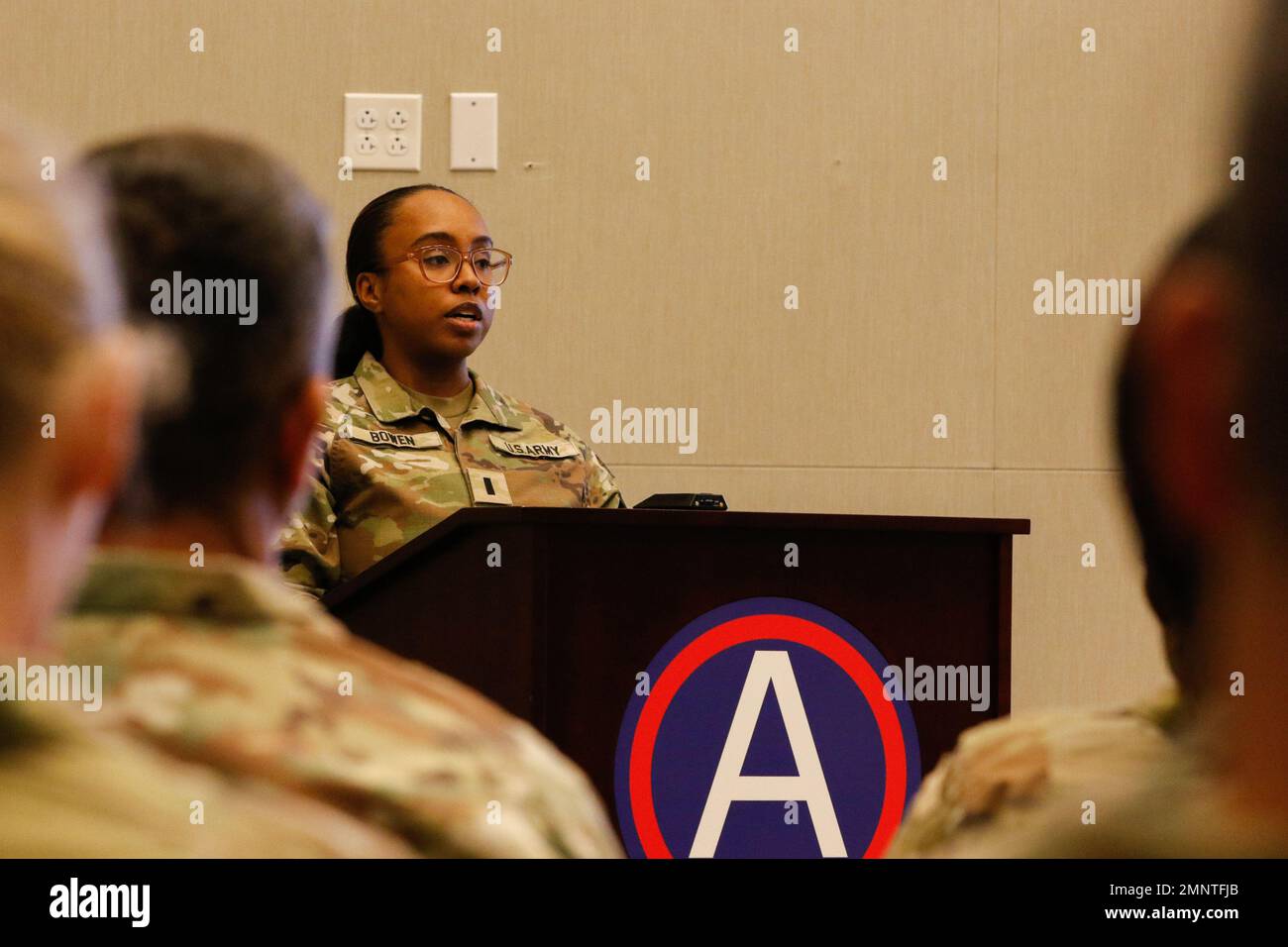 Il 4th° ufficiale del Battlefield Coordination Detachment (BCD) S1 della U.S. Army Central, Jasmine Bowen, sottolinea l'importanza del National Hispanic Heritage Month alla Patton Hall sulla base dell'aeronautica militare Shaw, S.C., 6 ottobre 2022. Questa osservanza mette in evidenza i contributi diretti e i sacrifici fatti dalla comunità ispanica ai militari degli Stati Uniti. Foto Stock
