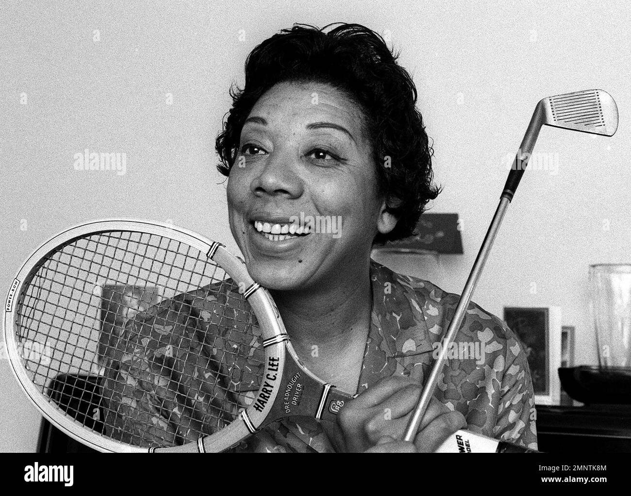 FILE - This 1968 file photo shows Althea Gibson in her East Orange, N.J. home. The United States Tennis Association will honor Althea Gibson with a statue at the U.S. Open. The first African-American to win the U.S. Nationals singles title in 1957 will be commemorated at the USTA Billie Jean King National Tennis Center.(AP Photo/Marty Lederhandler, File) Foto Stock