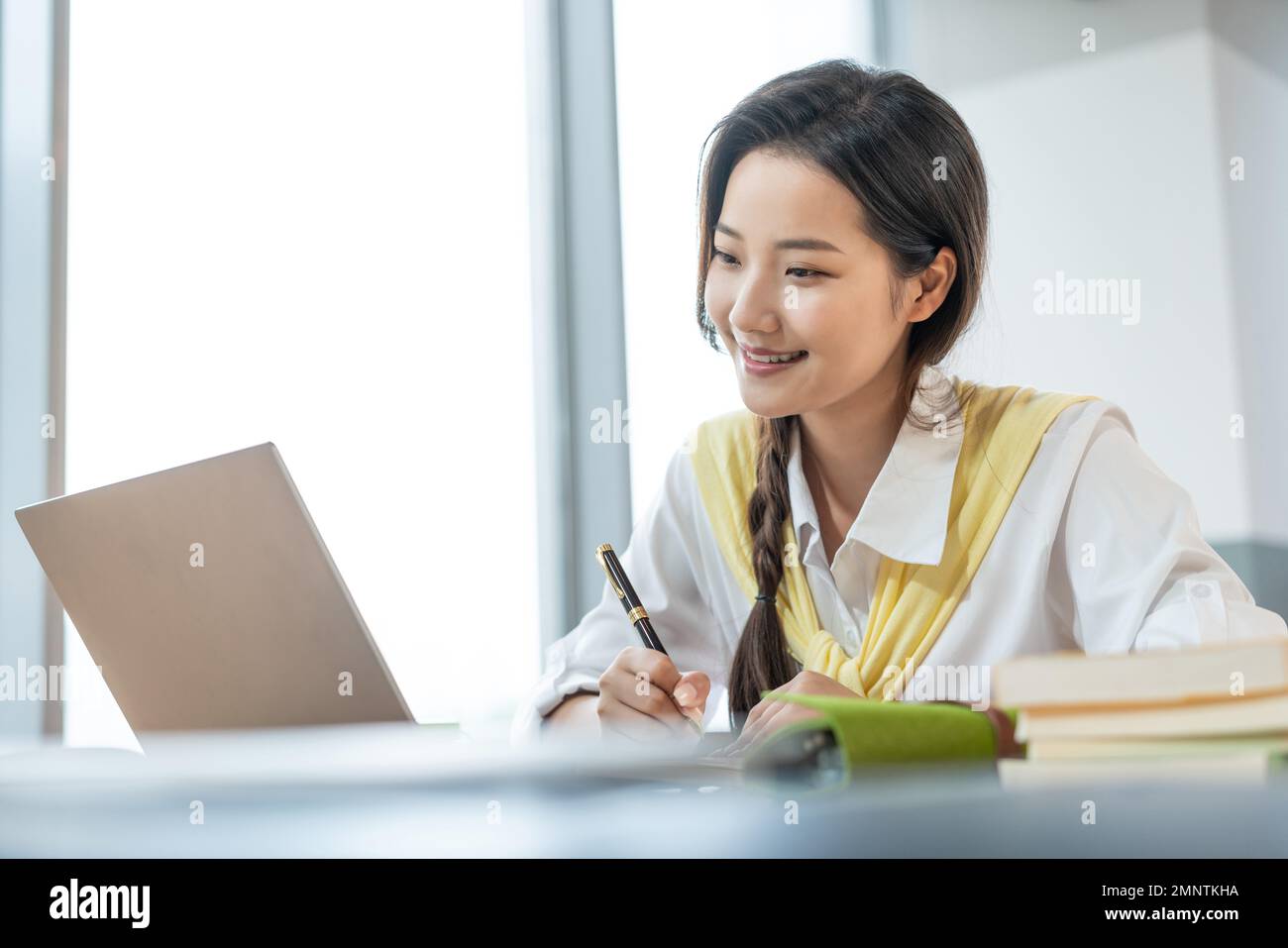 La giovane donna che usa i notebook Foto Stock