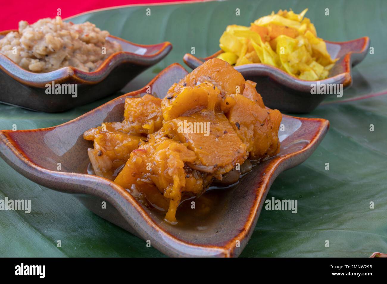 Zucca piccante etiope, stew etiope di lenticchie, cavolo etiope, tre piatti etiopi vegetariani angolati vista laterale Foto Stock