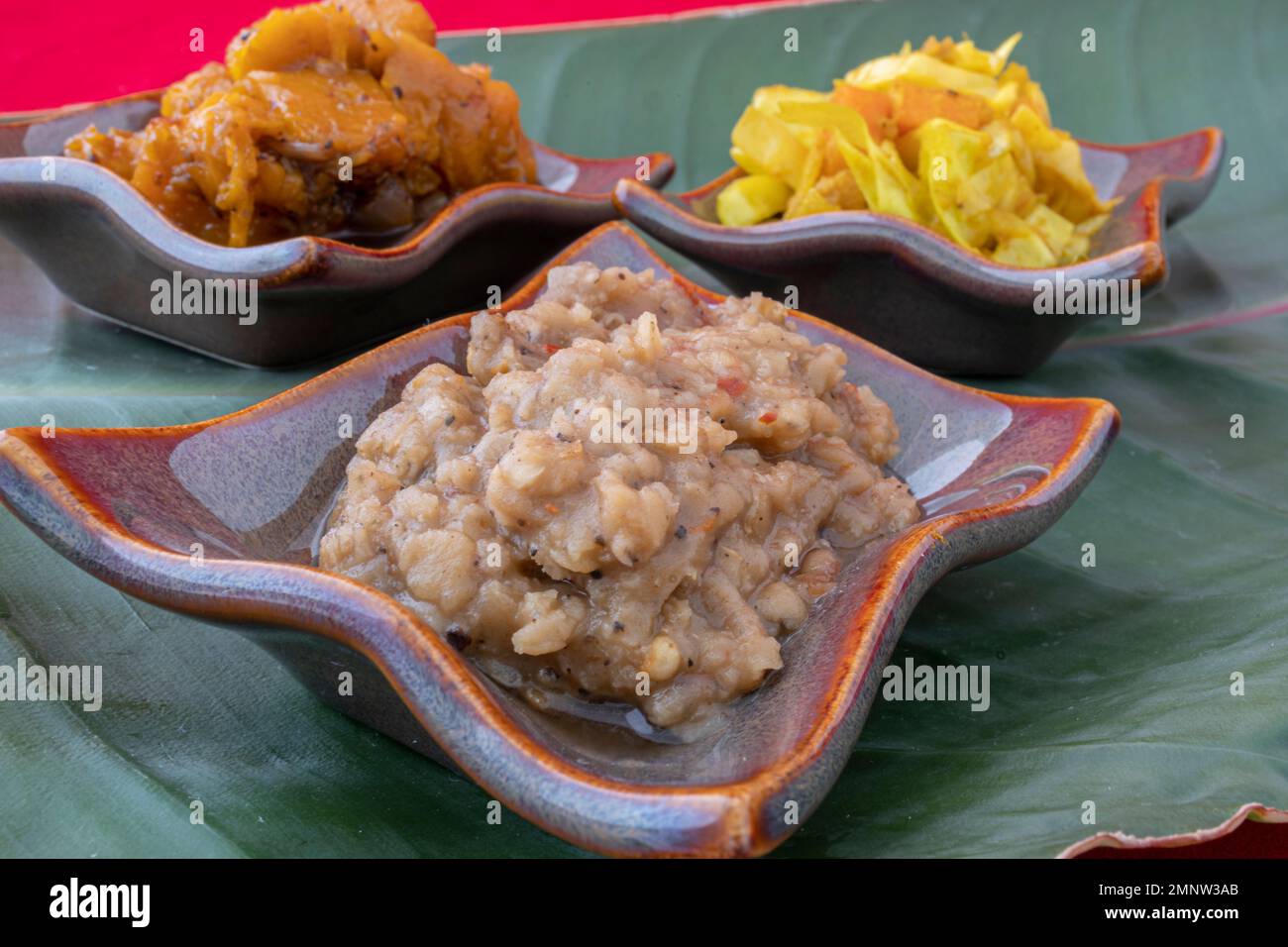 Stew etiope di lenticchie, cavolo etiope, zucca piccante etiope, tre piatti etiopi vegetariani angolati vista laterale Foto Stock