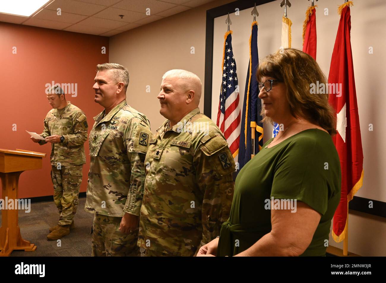 Il 263rd Army Air and Missile Defense Command (AAMDC), South Carolina National Guard, ha riconosciuto la promozione del U.S. Army Lt. Col. Michael Manucy al colonnello, 6 ottobre 2022 ad Anderson, South Carolina. Manucy è stato inchiodati da sua moglie Dreama Manucy. In presenza erano presenti il maggiore dell'esercito degli Stati Uniti, il generale Frank Rice, 263rd comandante dell'AAMDC, e l'esercito degli Stati Uniti Brig. Il generale Richard A. Wholey Jr., 263rd° comandante AAMDC, il maggiore militare degli Stati Uniti, il generale Timothy Sheriff, e il comando dell'esercito degli Stati Uniti in pensione Sgt. Maj. Keith Phillips. Foto Stock