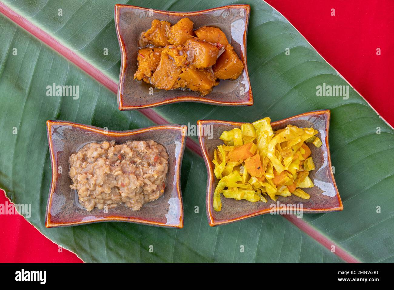 Vista dall'alto Cavolo etiope, zucca piccante etiope, stufato di lenticchie etiopi, tre piatti vegetariani etiopi Foto Stock