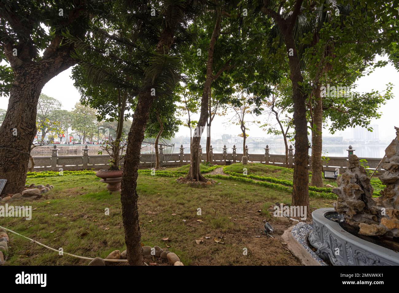 Hanoi, Vietnam, gennaio 2023. Il giardino nella Pagoda Tran Quoc, il più antico tempio buddista di Hanoi, si trova su una piccola isola vicino al sud Foto Stock