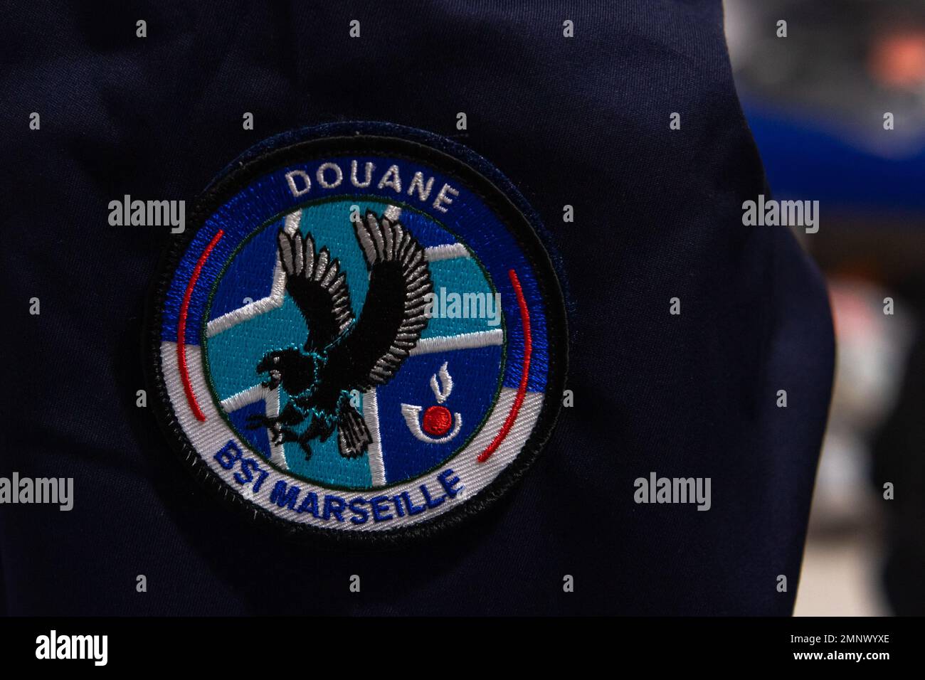 Marsiglia, Francia. 27th Jan, 2023. Il logo della dogana di Marsiglia visto sulla manica dell'uniforme di un funzionario doganale. Gabriel Attal, Ministro responsabile dei conti pubblici, è a Marsiglia a presiedere il Comitato operativo antifrode nel contesto della creazione di un nuovo piano antifrode. In quanto tale, si reca presso il dipartimento doganale di Marsiglia per ricevere le ultime grida. Credit: SOPA Images Limited/Alamy Live News Foto Stock