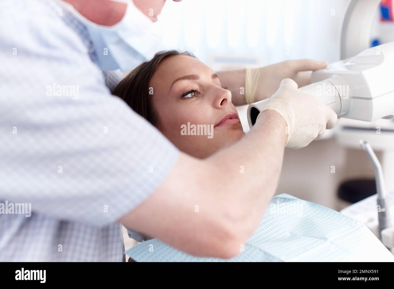 Paziente di sesso femminile sottoposto a trattamento dentale. Ritratto della paziente che passa attraverso il trattamento dentale in clinica. Foto Stock