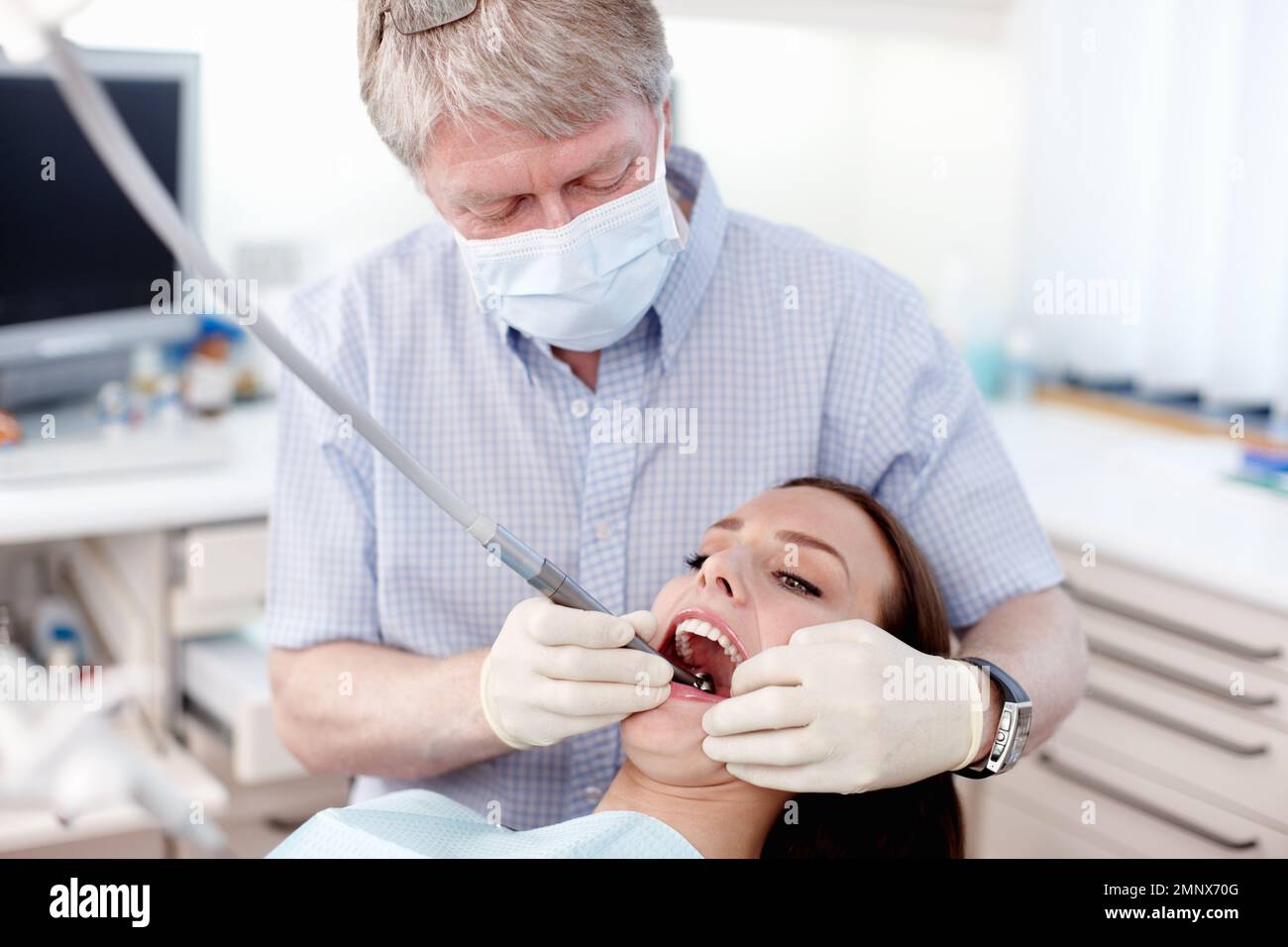 Ispezione dentale. Ritratto del dentista che ispeziona i denti dei pazienti in clinica. Foto Stock
