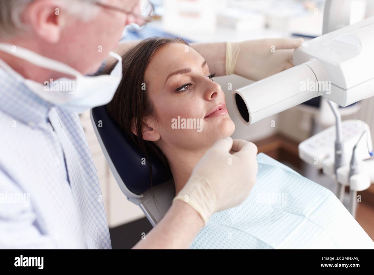 Chirurgia dentale. Ritratto della paziente che passa attraverso l'esame dentale in clinica. Foto Stock