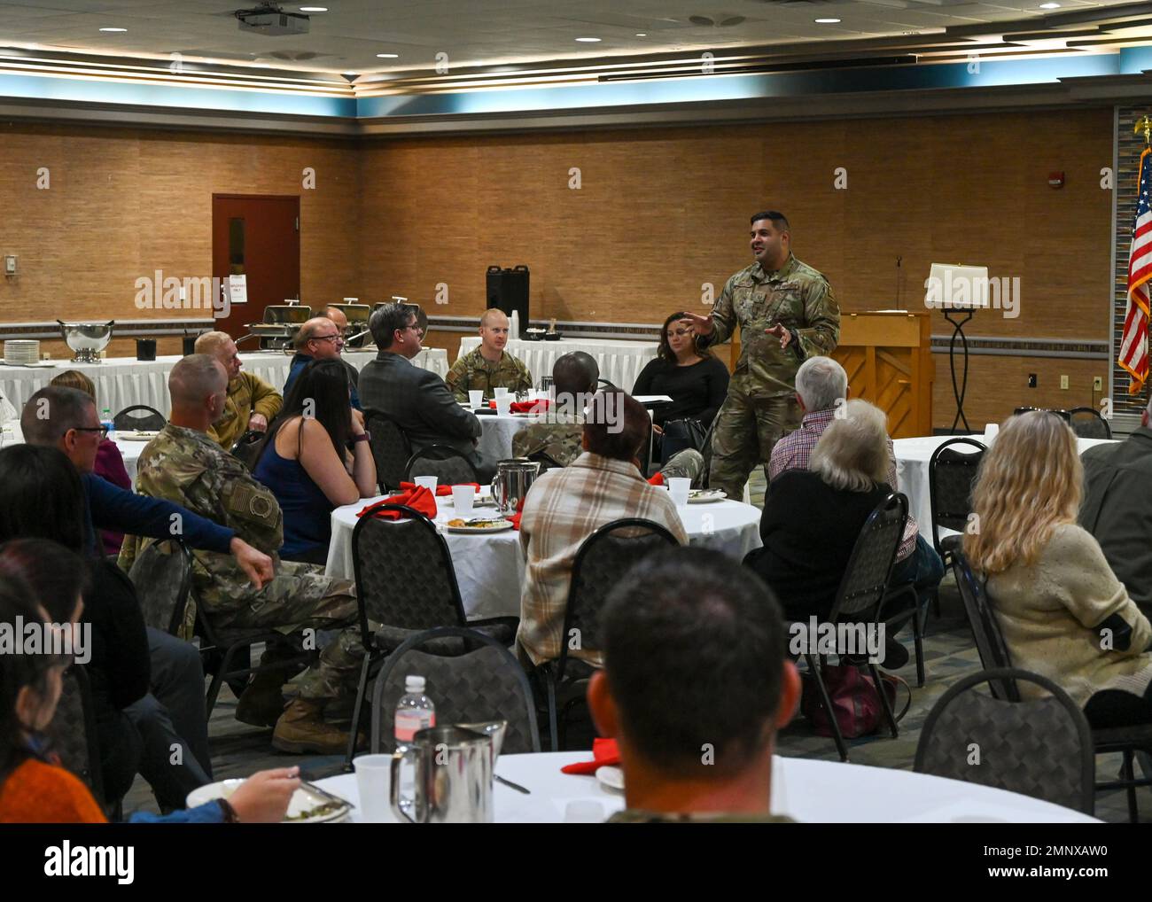 Tecnico. Dominic Garcia, 5th Civil Engineering Squadron, spiega lo scopo del robot CBRN 06 ottobre 2022 in occasione di un pranzo della Military Affairs Comity (MAC) a Minot N.D. MAC pranzi sono tenuti per militari e leader civici per discutere le questioni attuali e rafforzare le relazioni con la comunità. Foto Stock