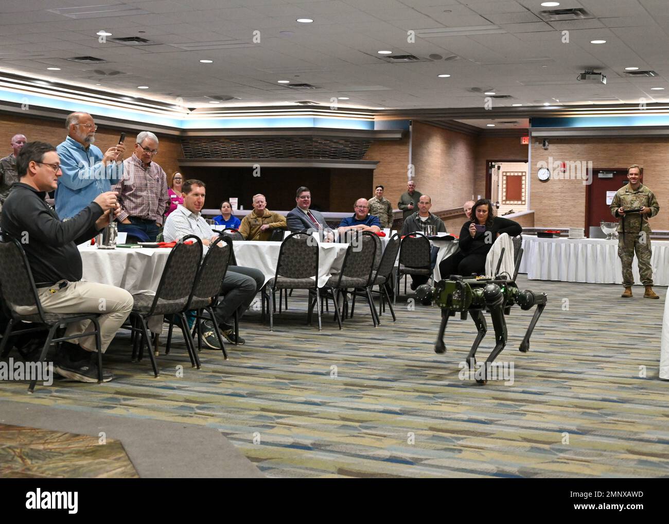 Il 5th Civil Engineering Squadron dimostra il cane CBRN Robot a un pranzo della Comity militare (MAC) a Minot N.D. 06 ottobre 2022. Il cane robot può raggiungere una velocità massima di 6,5 mph consentendo un tempo di reazione veloce ai siti di disastro. Foto Stock