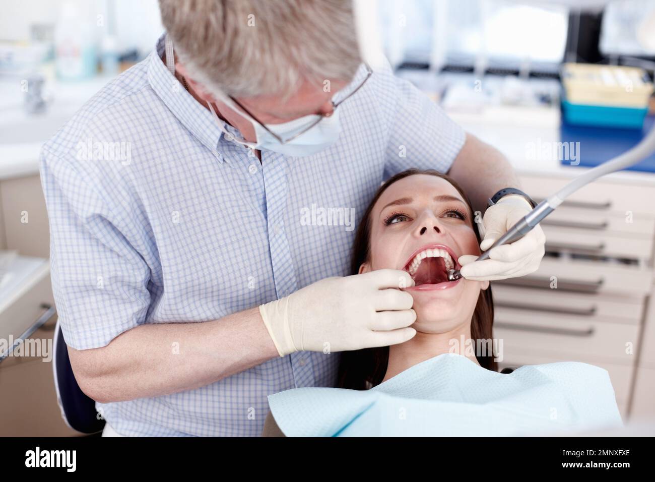 Dentista e paziente. Ritratto della paziente con dentista in clinica. Foto Stock