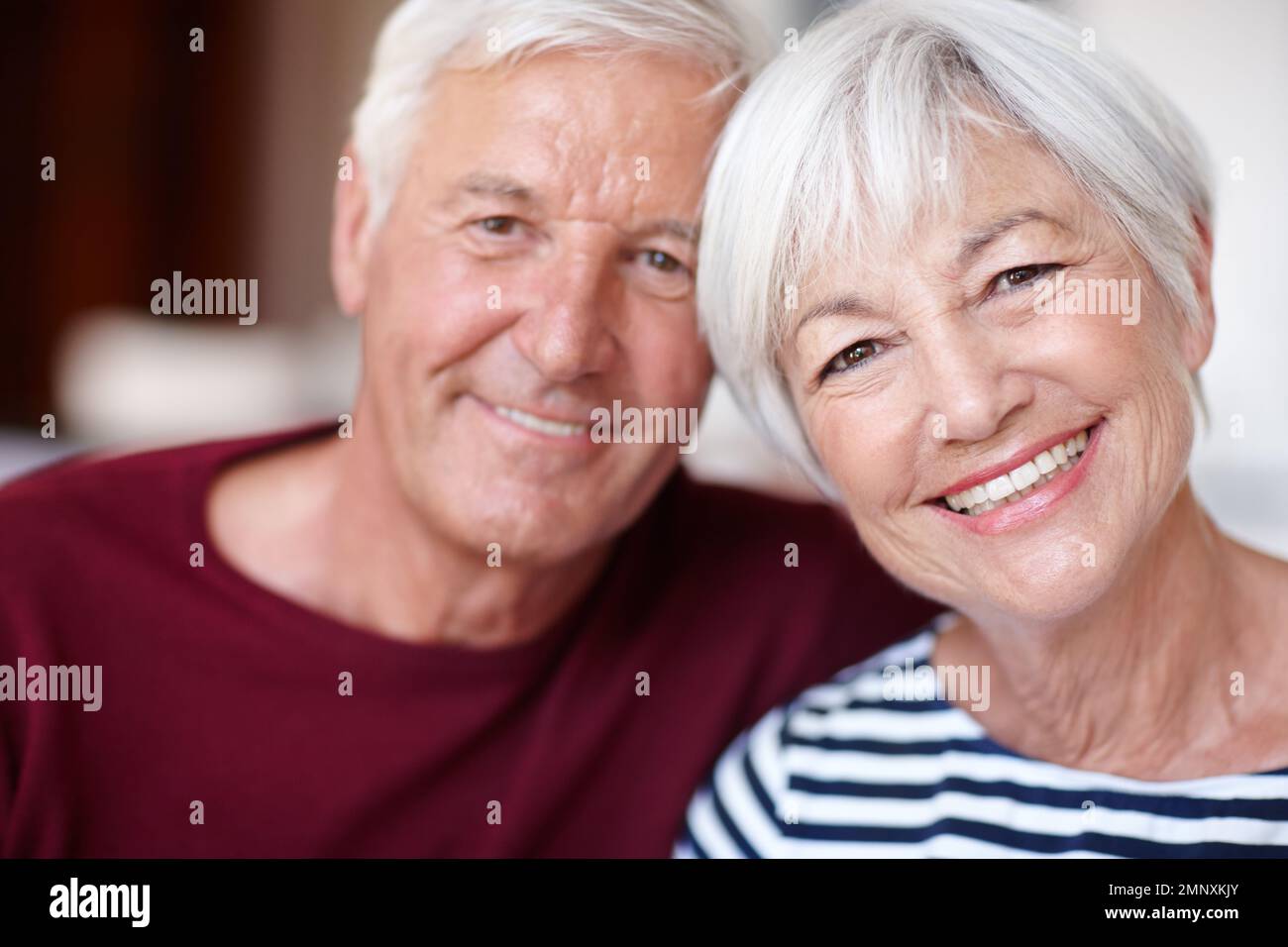 Ancora pazzo circa l'un l'altro. Ritratto di una coppia anziana amorevole a casa. Foto Stock