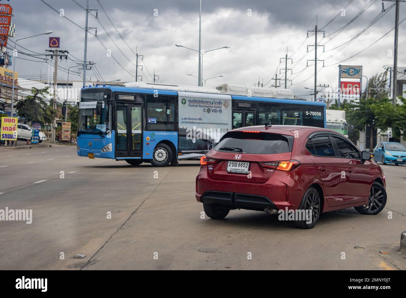 SAMUT PRAKAN, THAILANDIA, MAGGIO 21 2022, traffico all'incrocio a U Turn Foto Stock