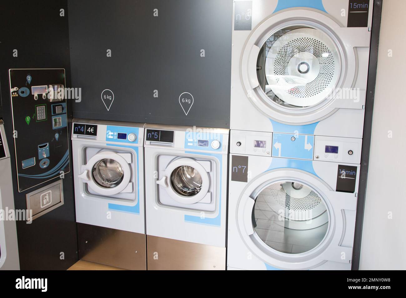 Lavanderia automatica, asciugatrici, macchine industriali, lavatrici per abiti Foto Stock