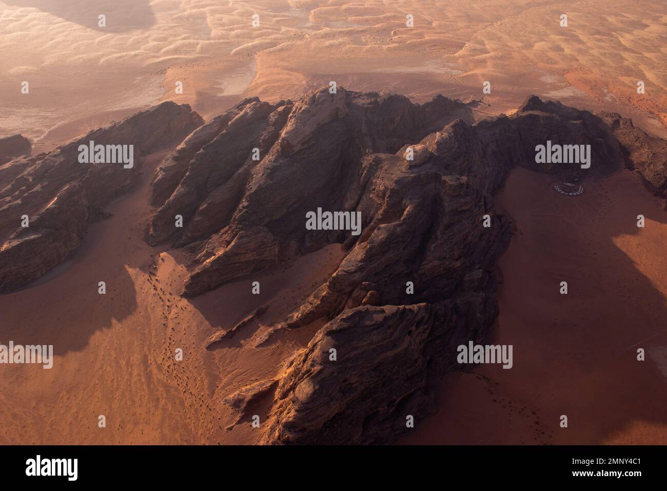 Un accampamento beduino ai piedi di una formazione rocciosa, la vista da mongolfiera, Wadi Rum, Giordania Foto Stock