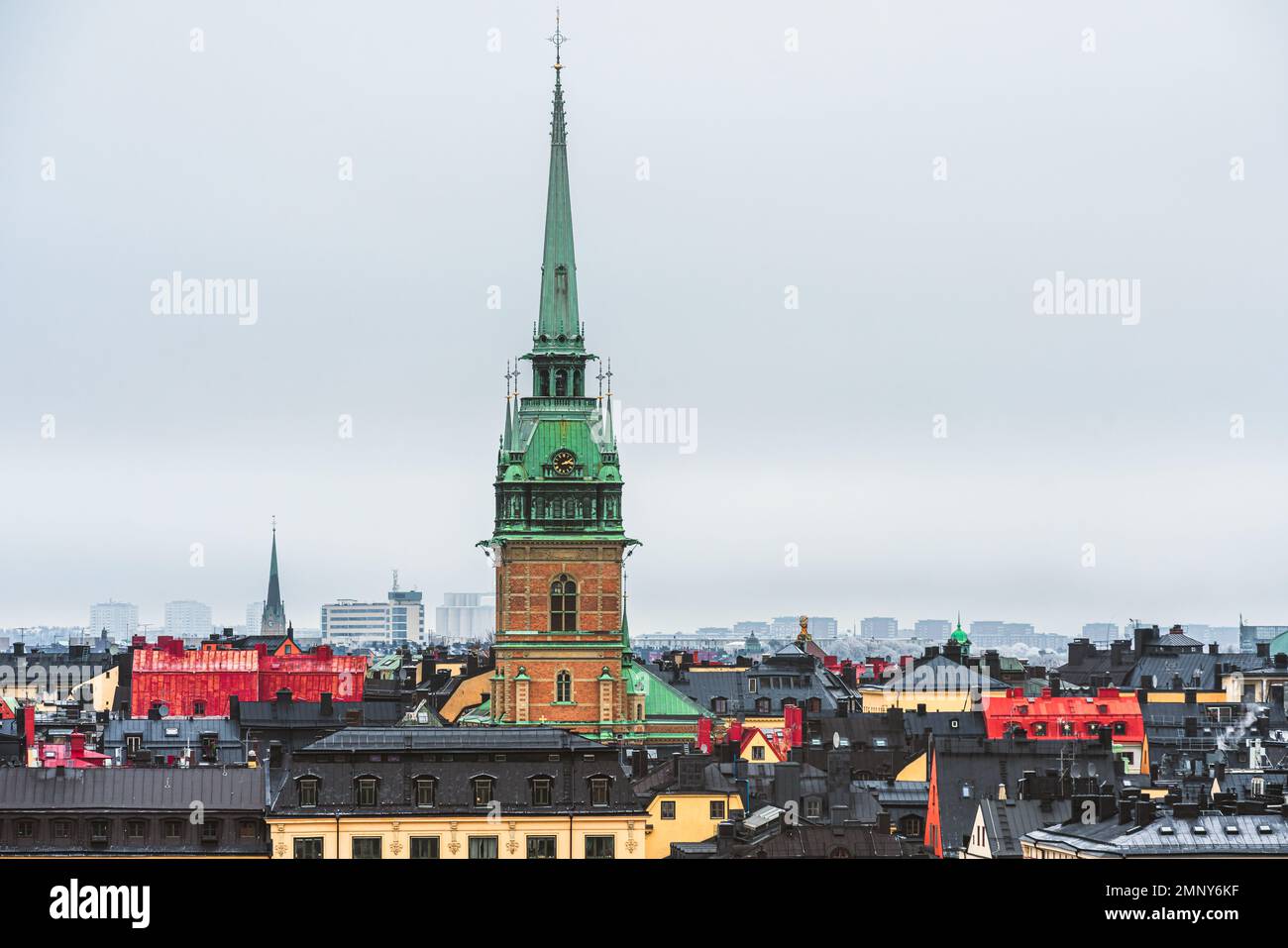 Skyline di Gamla Stan a Stoccolma, la capitale della Svezia in inverno con il campanile di San Gertrud Foto Stock