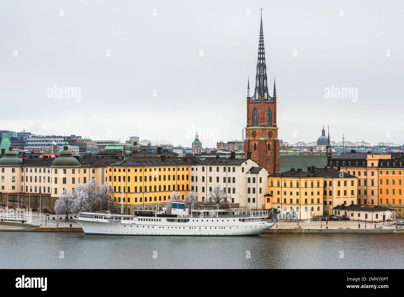 Stoccolma, il paesaggio della capitale svedese. Vista sul quartiere di Riddarholmen in inverno Foto Stock