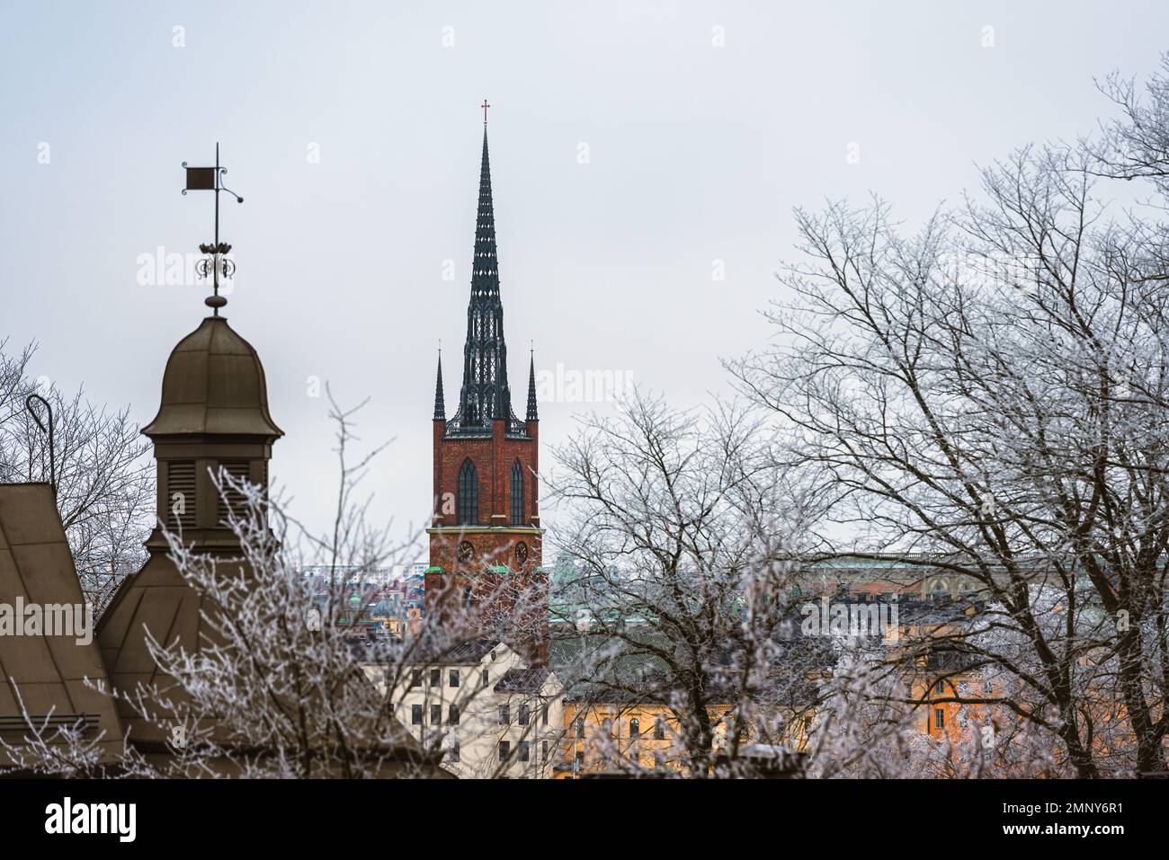 Stoccolma, Svezia. Vista del campanile di Riddarholmskyrkan eccezionale sugli edifici della città in una fredda giornata d'inverno Foto Stock
