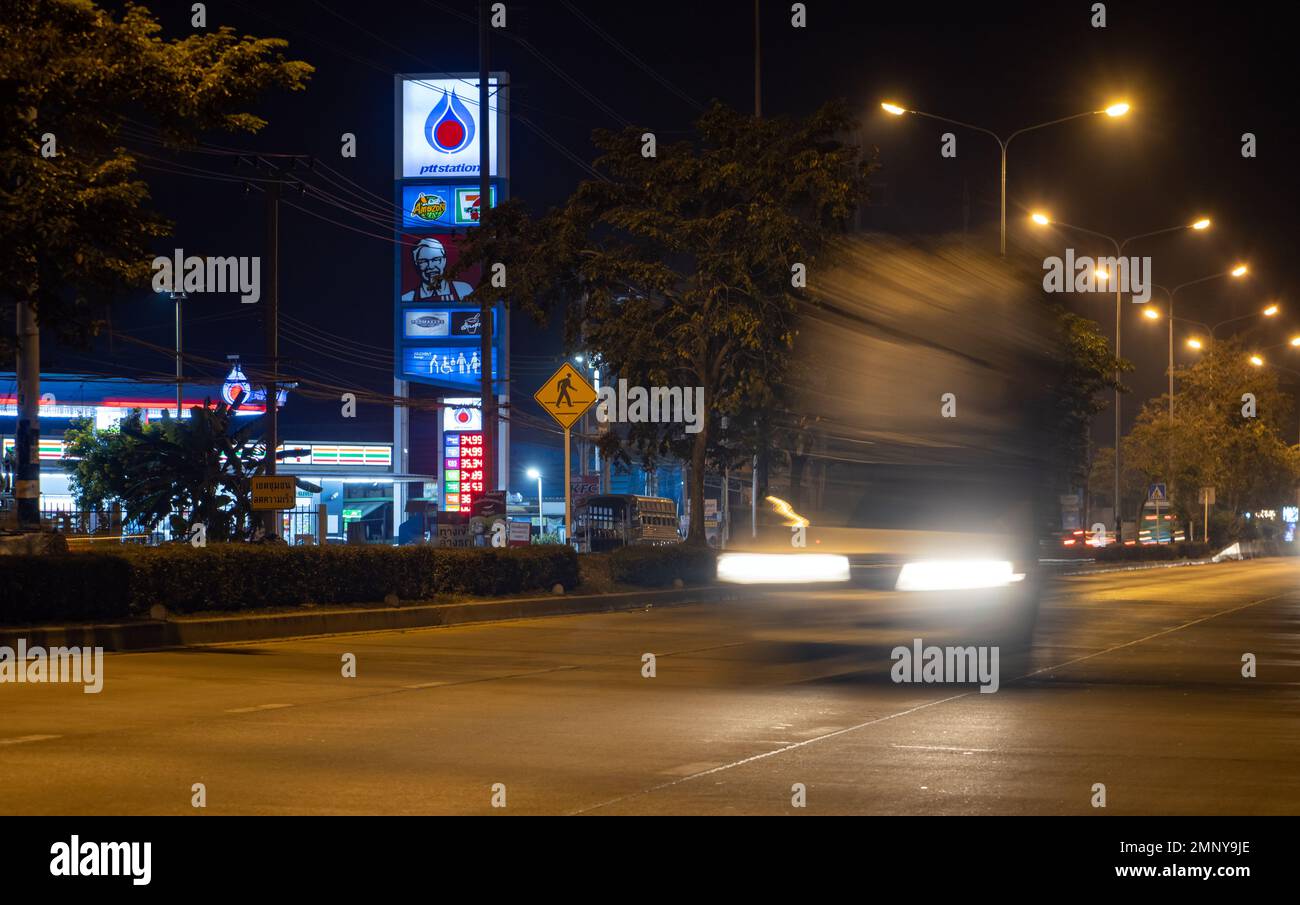 Traffico notturno a Samut Prakan, Thailandia 2023 Foto Stock
