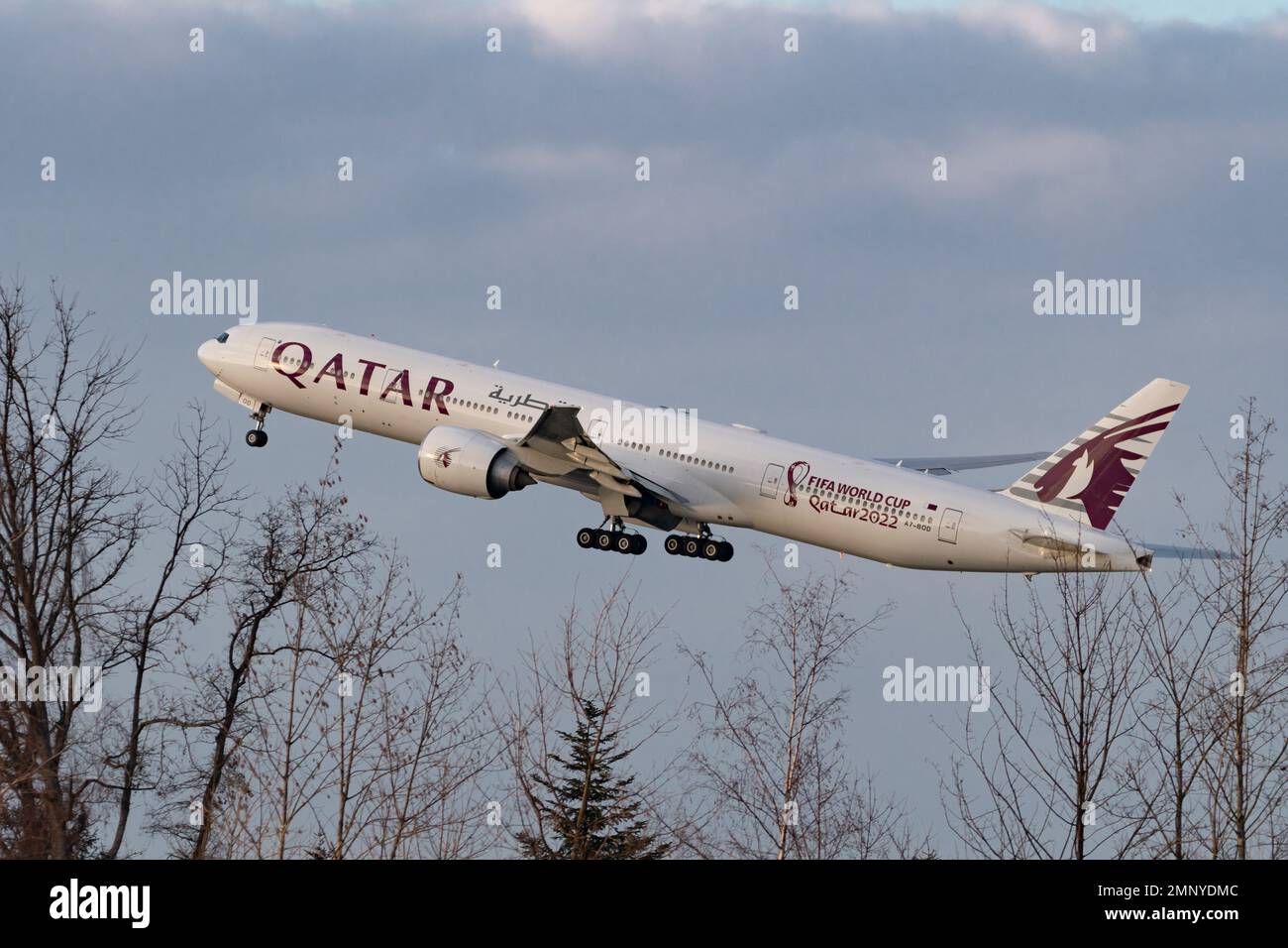 Zurigo, Svizzera, 19 gennaio 2023 Qatar Airways l'aereo Boeing 777-367ER decolora dalla pista 28 Foto Stock