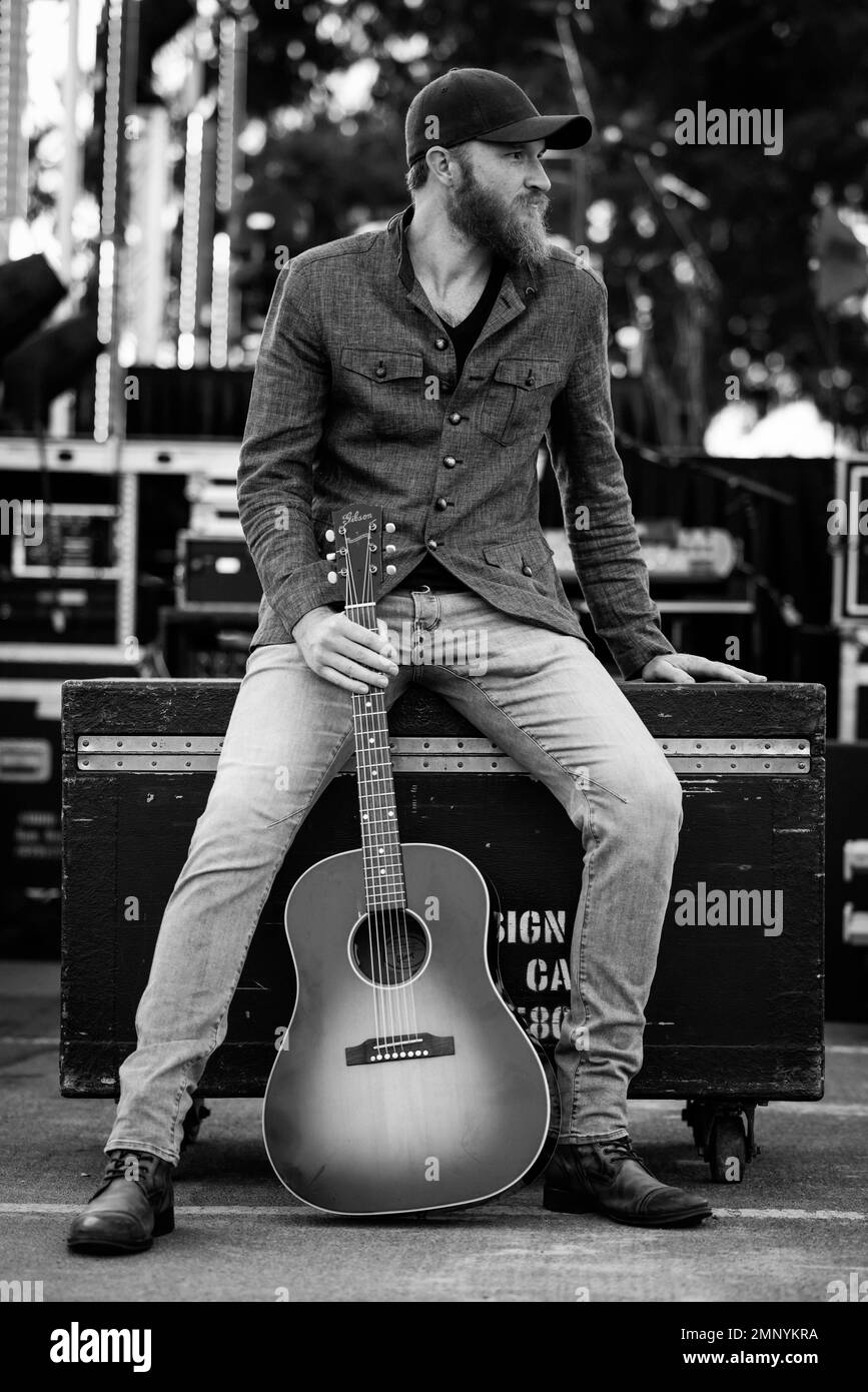 Eric Paslay, cantante e cantautore americano di musica country, si posa per una foto durante il Carnevale autunnale al ponte della sfilata 11 Area sul Marine Corps base Camp Pendleton, California, 7 ottobre 2022. L'evento gratuito è stato ospitato dai Marine Corps Community Services e ha visto l'esibizione di hayrides, zucche, giochi e un concerto di Paslay. "È sempre bello andare a dire grazie e sono grato per tutto quello che fa", ha affermato Paslay. “Spero che stasera le persone se ne vadano con qualche seme di speranza e grandi ricordi per andare d’accordo”. Paslay è un sostenitore da lungo tempo dei militari e ha eseguito vari spettacoli tutti aroun Foto Stock