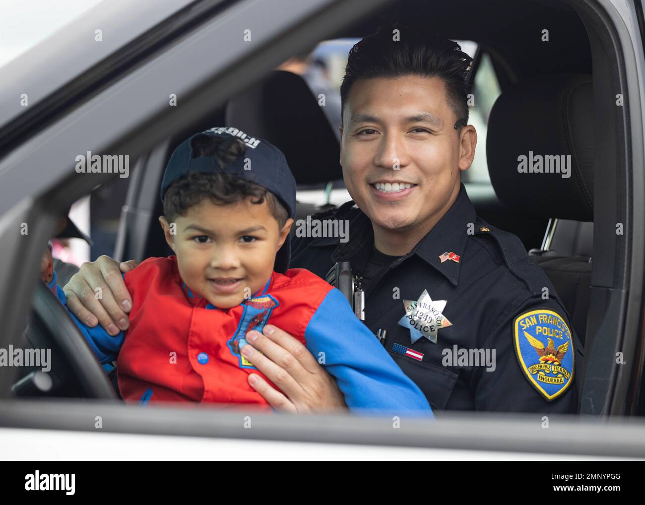 221008-M-VR919-2037 (8 ottobre 2022) William ma, un poliziotto del Dipartimento di polizia di San Francisco, posa per una foto con un bambino durante la settimana 2022 della flotta di San Francisco a Marina Green, California, 8 ottobre 2022. SFFW è un'opportunità per il pubblico americano di incontrare le squadre della Marina, del corpo dei Marine e della Guardia Costiera e di sperimentare i servizi marittimi americani. Durante la settimana della flotta, i membri del servizio partecipano a vari eventi di servizio della comunità, espongono le capacità e le attrezzature alla comunità e godono dell'ospitalità della città e delle aree circostanti. Foto Stock