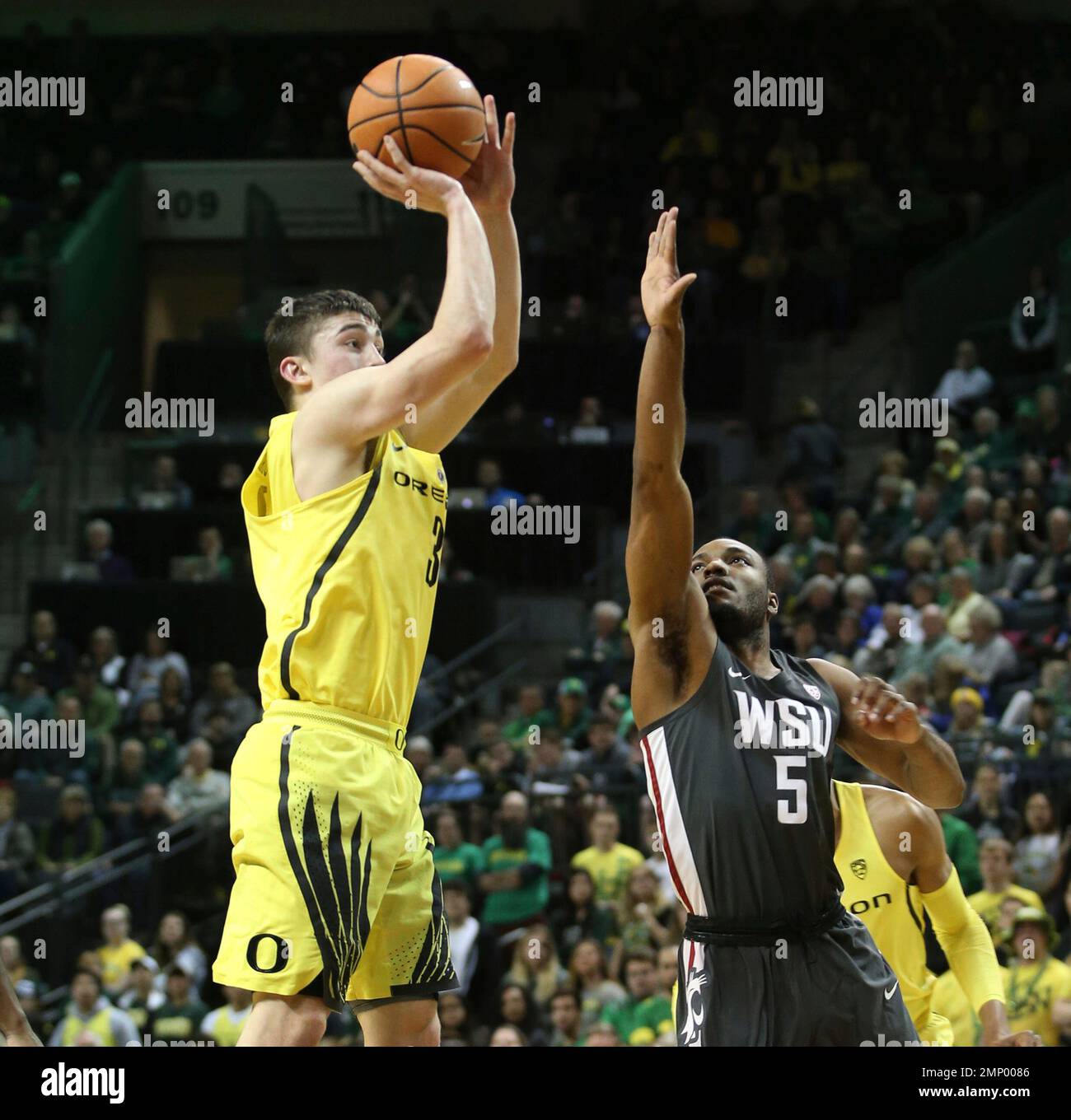 Oregon's Payton Pritchard, left, shots over Washington State's Milan Acquaah during the first half of an NCAA college basketball game Sunday, Feb. 11, 2018, in Eugene, Ore. Oregon won, 84-57. (AP photo/Chris Pietsch) Foto Stock