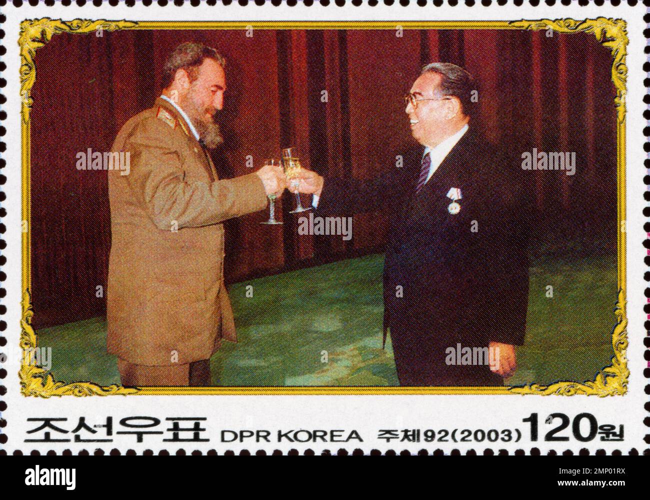 Francobollo nordcoreano del 2003 raffigurante Fidel Castro e Kim il-sung che brindano durante un incontro diplomatico. Foto Stock