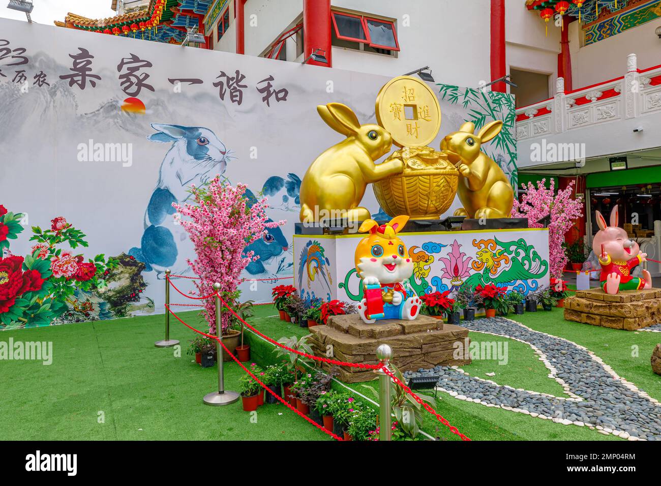Kuala Lumpur, Malesia - Gennaio 2023: Statue di coniglietti adorabili del Capodanno cinese 2023, che è l'anno del coniglio. Tempio di Thean Hou. Questo Foto Stock