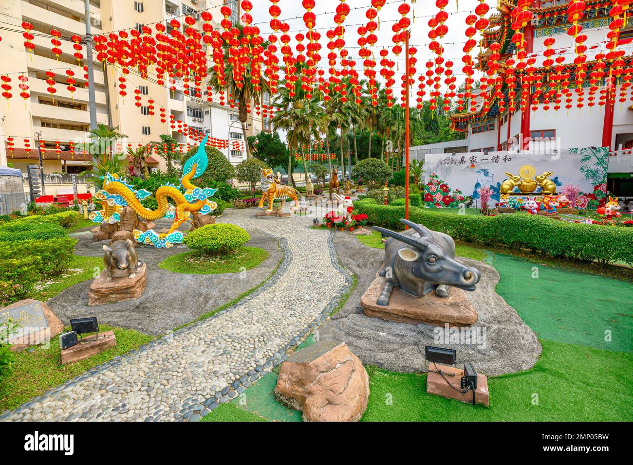 Kuala Lumpur, Malesia - Gennaio 2023: Statue zodiacali cinesi che celebrano il Capodanno cinese 2023 del segno zodiacico di coniglio nel Tempio di Thean Hou Foto Stock